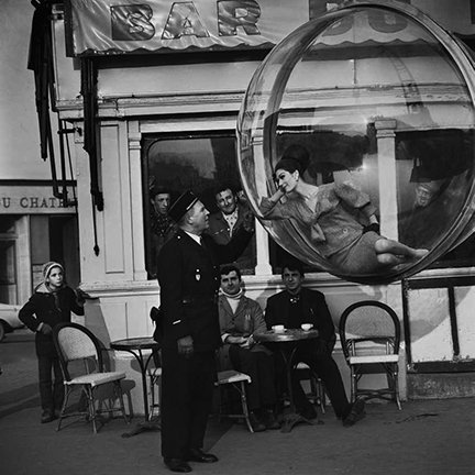 "Bar du Flick, Paris, 1963" © Melvin Sokolsky / Staley-Wise Gallery New York