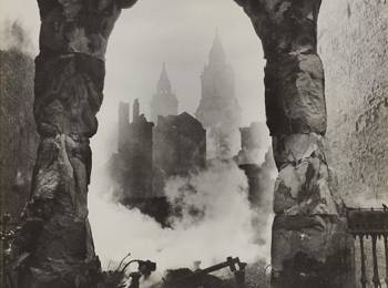 Cecil Beaton, "St. Paul’s seen through a Victorian Shopfront," circa 1940. Gelatin silver print. SBMA, Gift of Mrs. Ala Story. © The Cecil Beaton Studio Archive at Sotheby's